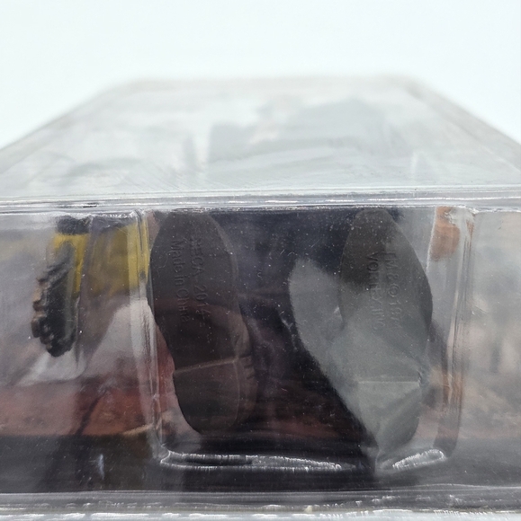 NECA Texas Chainsaw Massacre Leatherface Pretty Lady Mask Clothed Action Figure - Picture 7 of 8